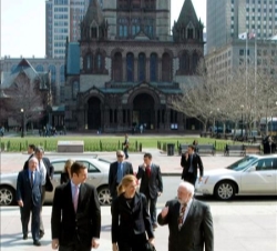 Los Duques de Palma, a su llegada a la Biblioteca de Boston, acompañados por su director, Bernard Margolis