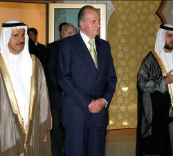 Su Majestad el Rey, durante su visita al mausoleo en memoria del Jeque Zayed bin Sultan Al Nahyan