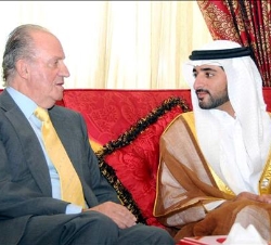 Su Majestad conversa con Su Alteza el Jeque Hamdan bin Mohammed bin Rashid Al-Maktoum, Príncipe Heredero de Dubai