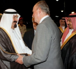 Su Majestad el Rey de Arabia Saudí, Abdullah bin Abdelaziz Al-Saud, recibió a Don Juan Carlos en el aeropuerto de Jeddah
