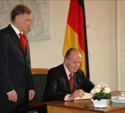 Su Majestad el Rey firma en el Libro de Honor, ante el Presidente de la República Federal de Alemania, Horst Köhler