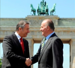 Don Juan Carlos y el Alcalde Gobernador de Berlín, Klaus Wowereit, ante la Puerta de Brandeburgo