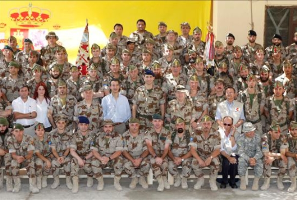 Don Felipe con los soldados destacados en la Base de Qala-e-Naw