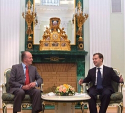 Don Juan Carlos y el Presidente de Rusia, Dmitry Medvédev, durante su encuentro en el Palacio del Kremlin
