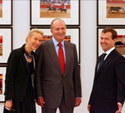 Su Majestad y el Presidente Medvédev, con la directora de la Casa de la Fotografía de Moscú, Olga Svivlova, durante la visita la exposición España en 
