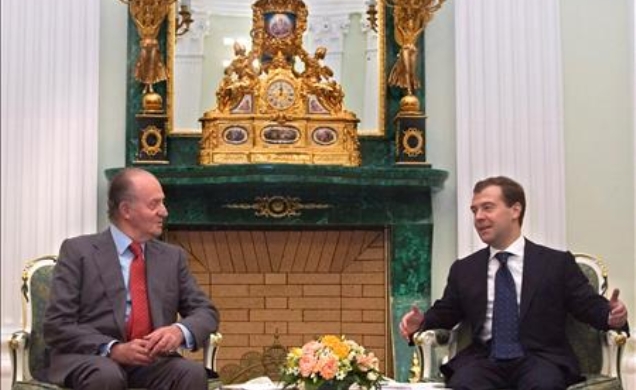 Don Juan Carlos y el Presidente de Rusia, Dmitry Medvédev, durante su encuentro en el Palacio del Kremlin