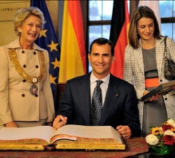 Los Príncipes de Asturias, durante la firma en el Libro de Honor de Frankfurt, junto a la alcaldesa de la ciudad, Petra Roth