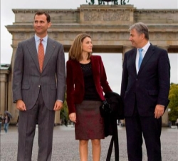 Sus Altezas Reales los Príncipes de Asturias en compañia del alcalde-presidente de Berlín, Sr. Klaus Wowereit, en la Puerta de Brandemburgo