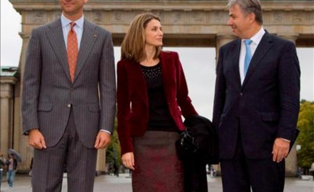 Sus Altezas Reales los Príncipes de Asturias en compañia del alcalde-presidente de Berlín, Sr. Klaus Wowereit, en la Puerta de Brandemburgo