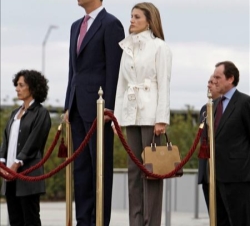 Los Príncipes de Asturias antes de partir hacia México, en el Pabellón de Estado del aeropuerto de Barajas