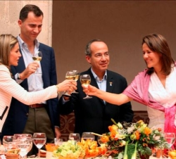 Sus Altezas Reales los Príncipes de Asturias brindan con el Presidente de México, Felipe Calderón, y su esposa, durante el almuerzo en el antiguo conv