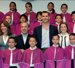 Los Príncipes de Asturias junto al Presidente de México, Felipe Calderón, y su esposa, Margarita Zavala, con los Niños Cantores de Morelia