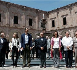 Los Príncipes de Asturias con el Presidente de México, Felipe Calderón, y su esposa, junto a otras autoridades, en el Palacio Clavijero, el Centro Cul