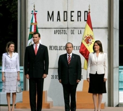 Sus Altezas Reales los Príncipes de Asturias, acompañados por el Presidente de México, Felipe Calderón, y su esposa, Margarita Zavala, durante la cere