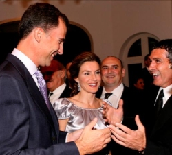 Los Príncipes de Asturias conversan con el actor Antonio Banderas en la recepción en la Embajada de España en México