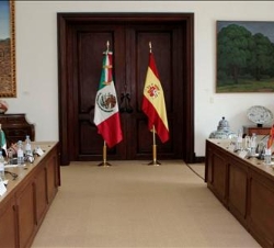 Don Felipe y el Presidente de México, Felipe Calderón, durante la reunión de trabajo que ha tenido lugar en la Residencia Oficial de los Pinos