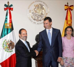 Don Felipe saluda al Senador Gustavo Enrique Madero, en presencia de Doña Letizia, durante la visita al Senado