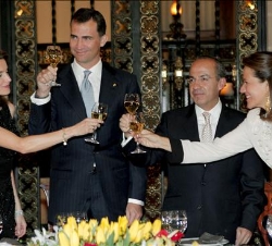 Sus Altezas Reales brindan con el Presidente  Mexicano y su esposa, durante la cena de honor que les ofrecieron en el Palacio Nacional de México
