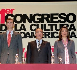 Los Príncipes de Asturias acompañados por el presidente de México, su esposa, y el ministro de Cultura, durante la inauguración del Congreso