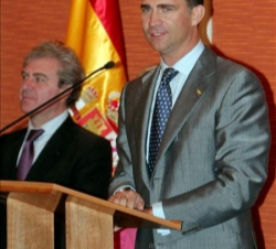 Don Felipe durante su intervención en el encuentro que mantuvieron con la colectividad española