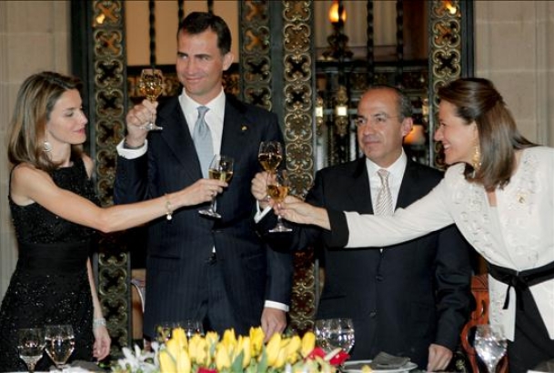 Sus Altezas Reales brindan con el Presidente  Mexicano y su esposa, durante la cena de honor que les ofrecieron en el Palacio Nacional de México