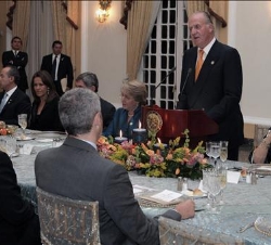 Su Majestad el Rey durante el brindis que pronunció en la cena en honor de los Jefes de Estado y de Gobierno asistentes a la Cumbre