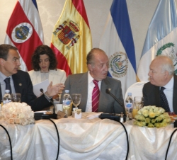 Don Juan Carlos, junto al presidente del Gobierno español, José Luis Rodríguez Zapatero, y el ministro de Asuntos Exteriores, Miguel Ángel Moratinos, 