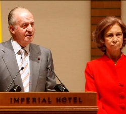 Don Juan Carlos durante sus palabras a la colectividad española en Tokio, junto a Doña Sofía