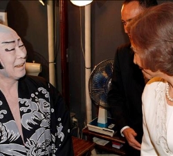 Su Majestad la Reina asistió a la representación de una obra de kabuki, teatro tradicional japonés