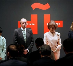 Los Reyes, acompañados por la Princesa Takamado y la ministra de Ciencia y Tecnología, guardan un minuto de silencio en memoria de los dos militares f