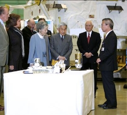 Los Reyes y los Emperadores de Japón, durante su visita a la Agencia de Exploración Espacial de Japón