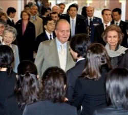 Encuentro de Sus Majestades y Sus Majestades Imperiales con estudiantes de la Universidad de Tsukuba