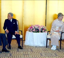 Sus Majestades los Reyes acompañados por los Emperadores de Japón, durante el encuentro de despedida