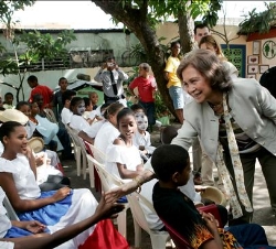 Doña Sofía saluda a unos niños durante su visita a la ONG española Paideia