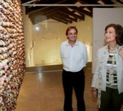 Su Majestad la Reina observa una obra de arte acompañada por el director del Centro, Fernando Rueda, durante su visita al Centro Cultural de España en