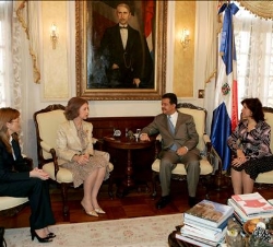 Doña Sofía, el Presidente de la República Dominicana, Leonel Fernández, la Primera Dama, Margarita Cedeño, y la secretaria de Estado de Cooperación In