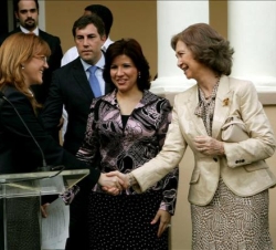 Su Majestad la Reina saluda a la secretaria de Estado de Cooperación Internacional, Soraya Rodríguez, en presencia de la Primera Dama de la República 