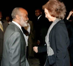 La Reina Sofía es recibida por el Presidente de la República de Haití, René Préval, a su llegada al aeropuerto de Puerto Príncipe