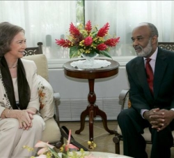 Doña Sofía conversa con el Presidente, René Préval, durante la entrevista que mantuvieron en un salón del palacio nacional de Puerto Príncipe