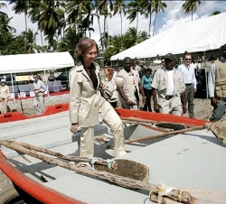 Su Majestad la Reina durante el acto de entrega de nueve barcas a las 40 agrupaciones de pescadores de la localidad sureña de Jacmel