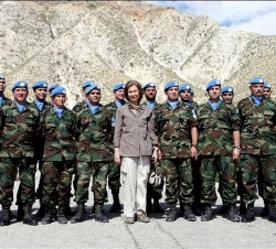 Su Majestad la Reina con las tropas argentinas de Naciones Unidas en Gonaives (Haití)