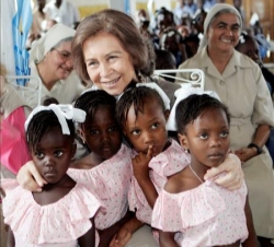 La Reina Sofía con cuatro niñas durante su visita a la escuela San Francisco de Asís en Gonaives (Haití)