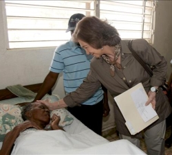 Doña Sofía visita a los enfermos ingresados en el hospital del centro de desplazados de Eben-Ezer, de la ciudad haitiana de Gonaives