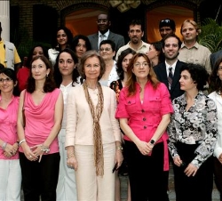 Doña Sofía con el personal de la Embajada española en el nuevo local del Centro Cultural de España en Puerto Príncipe