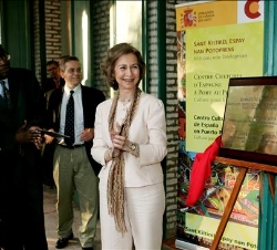 Su Majestad la Reina descubre una placa durante la visita que ha realizado al Centro Cultural de España en Puerto Príncipe