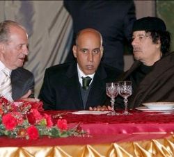 Don Juan Carlos y el Coronel Gadafi, momentos antes de la cena en el Palacio Presidencial