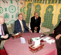 Don Juan Carlos, con el ministro de Asuntos Exteriores y de Cooperación, y el Jefe de Estado de Libia