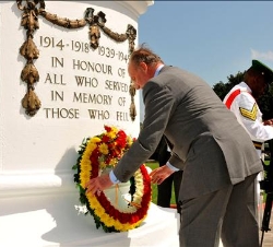 Don Juan Carlos deposita una corona de flores durante el homenaje a los caídos
