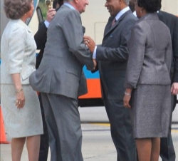 Sus Majestades son recibidos por el primer ministro, Patrick Manning, y su esposa, a su llegada al Aeropuerto Internacional de Piarco
