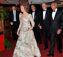 Los Reyes, acompañados por el Presidente de Trinidad y Tobago, a su llegada a la cena
